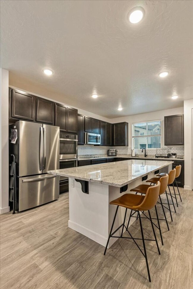 Building Photo - 623 E 460 S