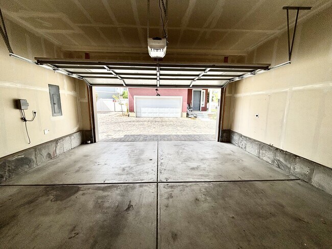 Building Photo - 153 E Brushy Canyon St