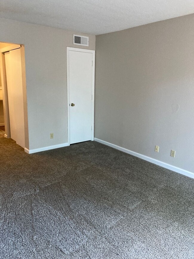 Building Photo - Renovated one bedroom