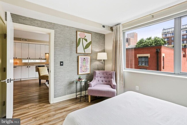 Building Photo - Practically new 1bd/1ba steps to Logan Cir...