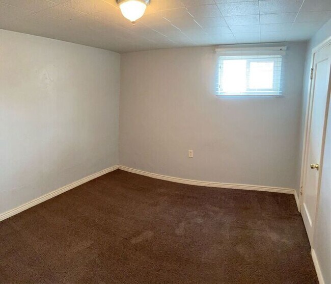 Building Photo - Cozy Basement Apartment - Centrally Located!