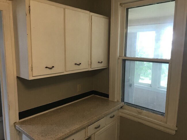 Building Photo - AVAILABLE JUNE 1ST - 2 Bed 1 Bath Home in Craft District!