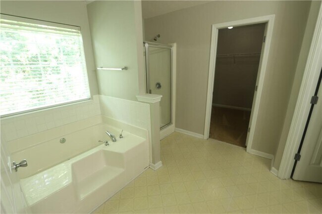 Building Photo - 156 Shadowhill Ln SW