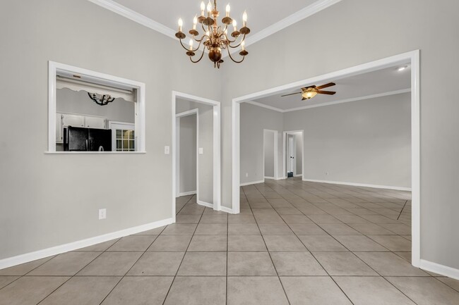 Building Photo - 125 N Chestnut Dr