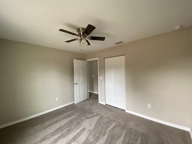 Building Photo - Desirable SW Ocala Neighborhood 3/2/2 *WON'T LAST*