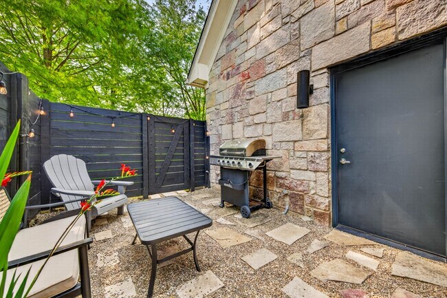 Building Photo - 3625 Woodside Dr
