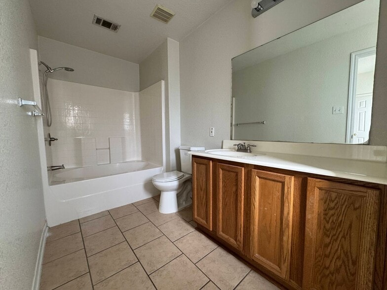 Building Photo - 1906 Charleston Ct