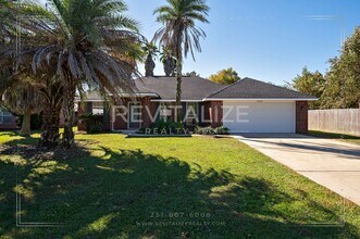 Building Photo - Lovely 3 Bed 2 Bath Brick Home Just Minutes from the Beach!