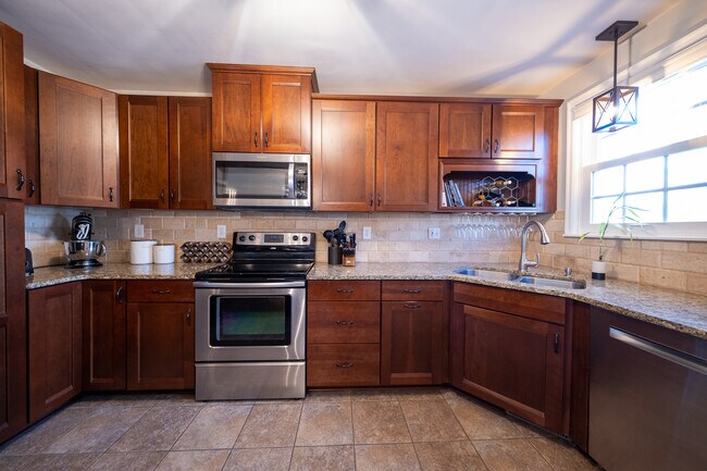 Building Photo - 2626 N Vincent Ave