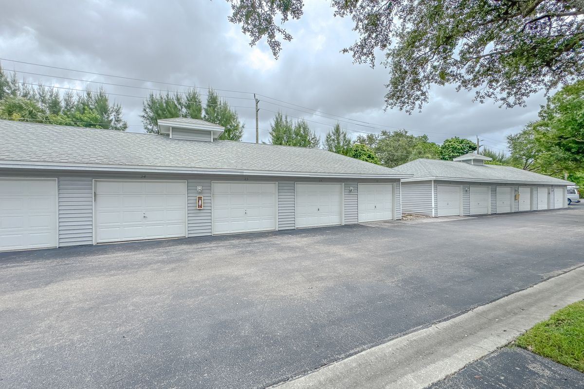 Building Photo - 1300 Misty Pines Cir