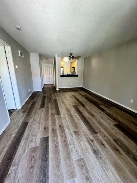 Building Photo - 7405 Charmant Dr