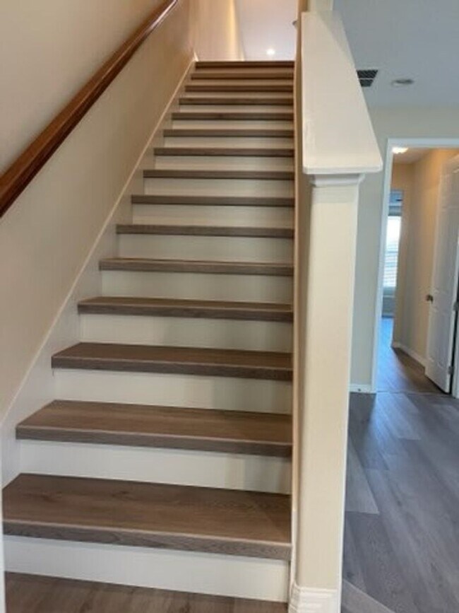 Building Photo - 3 Bed 2.5 Bath Tech Savy Corner Townhouse in Windermere