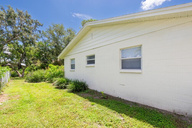 Building Photo - 6143 Tanglewood Dr NE