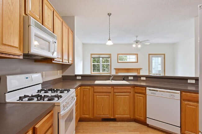 Building Photo - Charming 2-Bed Townhouse in Wayzata with Hardwood Elegance & Cozy Fireplace!
