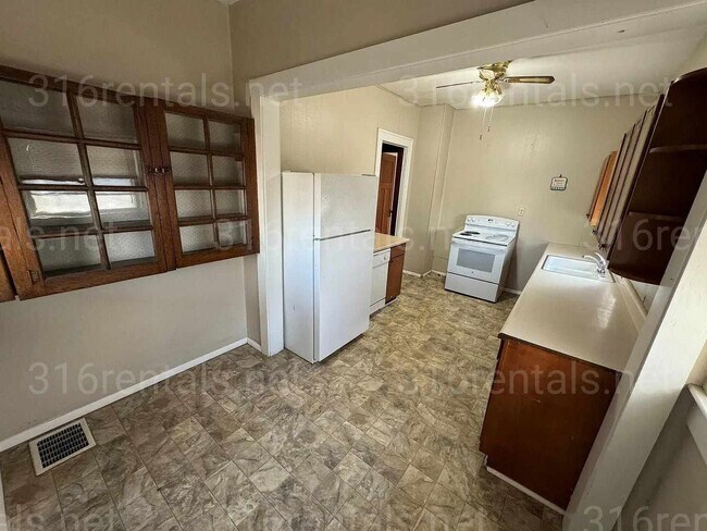 Building Photo - $1,095 - 2 bedroom / 1 bathroom - Single F...