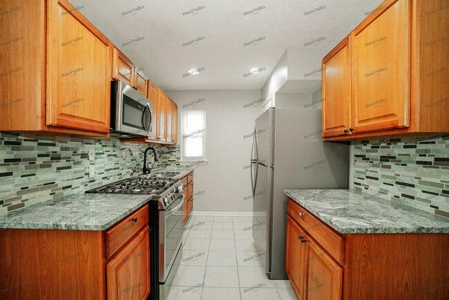 Building Photo - 985 S Yearling Rd