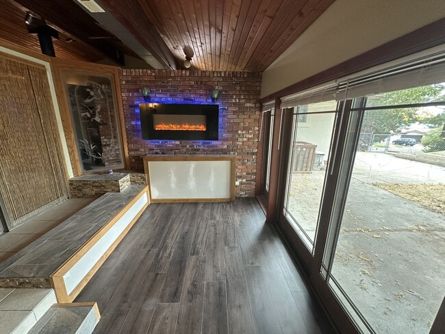 Building Photo - 2750 Greenbriar Dr