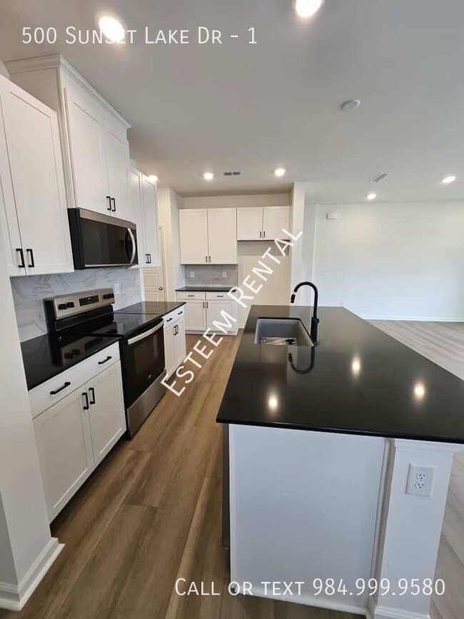 Building Photo - 500 Lake Dr