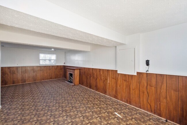 Building Photo - This beautiful well kept single-family hom...