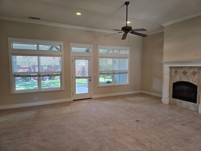 Building Photo - 105 Sterling Oaks Dr