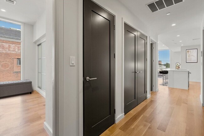 Building Photo - 537 E 2nd St