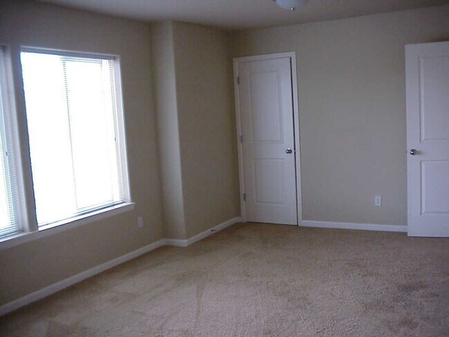 Building Photo - VIDEOTOUR: Stunning Home with Lots of Spac...