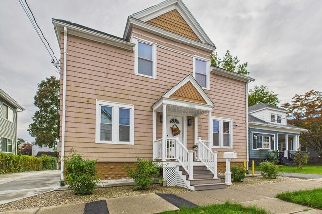 Primary Photo - 122 Roger Williams Ave