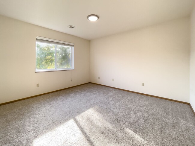 Building Photo - Newly Renovated 2 Bedroom Apartment on Mad...