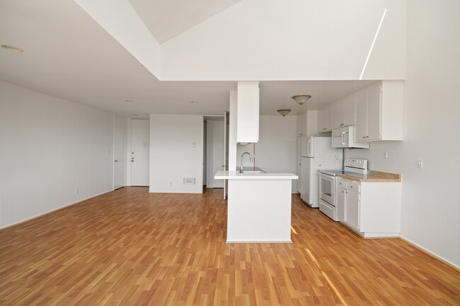 Building Photo - 5900 Canterbury Dr