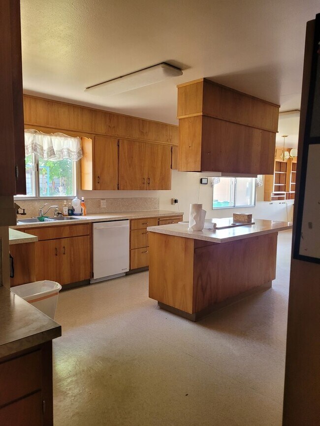 Building Photo - Large 3 Bedroom, 2 Bath Home