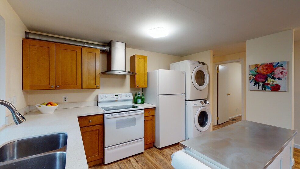 Kitchen and washer/dryer - 12405 NE 109th Pl