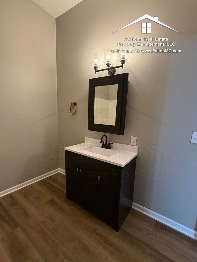 Building Photo - 13 W 5th St