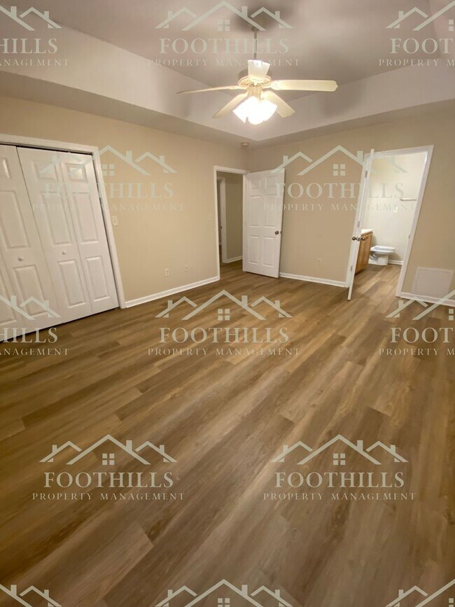 Building Photo - Single Family Home with Attached Garage