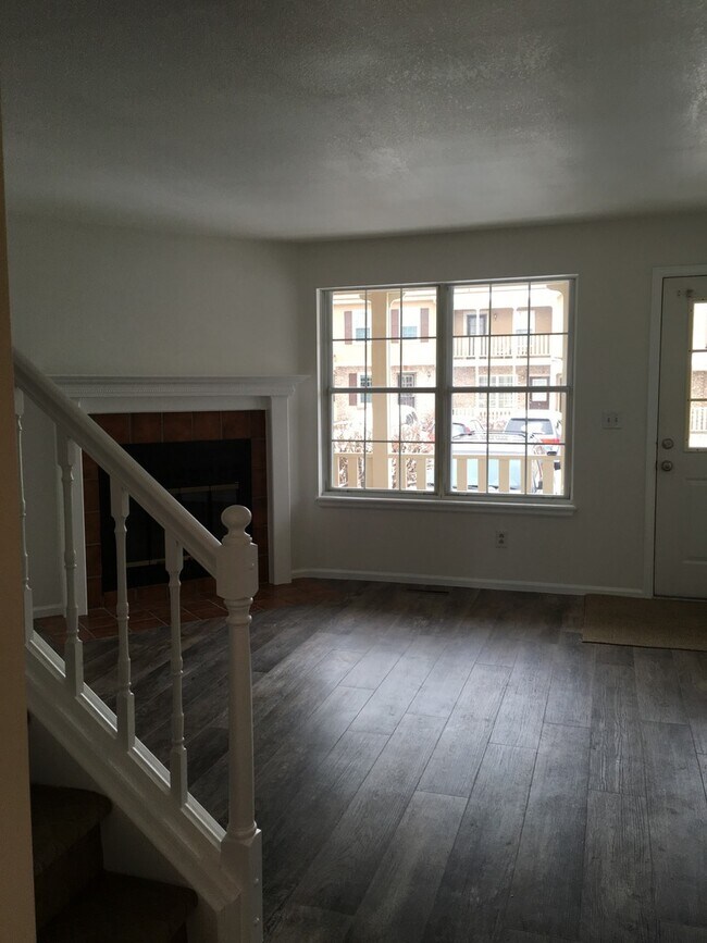 Building Photo - Darling 3 bedroom, 3 bath Louisville Townhome Available June 7