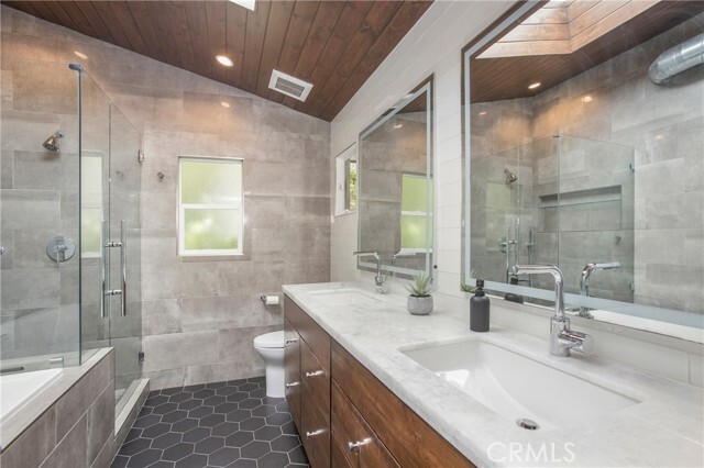 Building Photo - 546 Temple Hills Dr