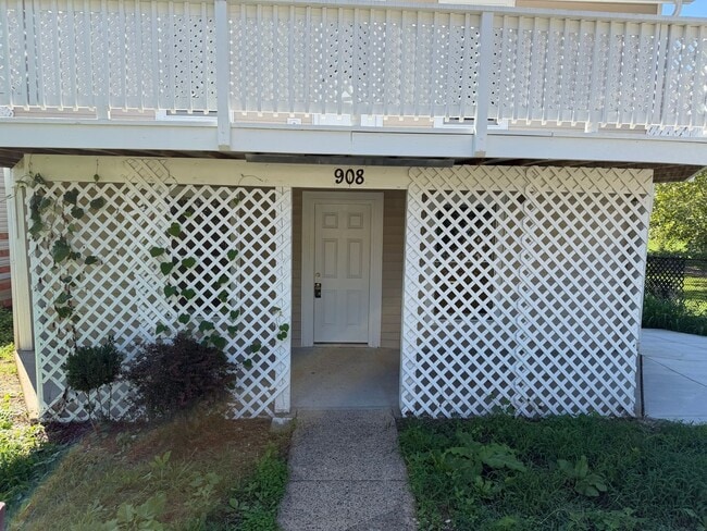 Building Photo - 908 Rives St