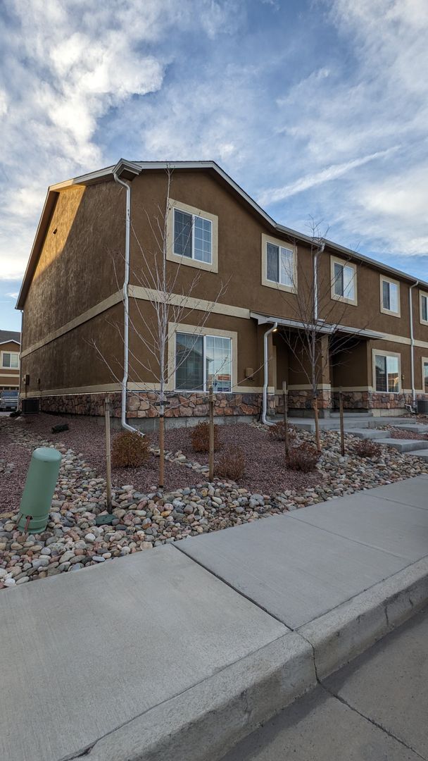 Building Photo - TWO STORY END UNIT TOWNHOME 3 BED/2.5 BATH...