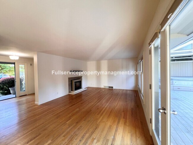 Building Photo - Beautiful Mercer Island Home with Private Hot Tub Pavillion & Spacious Floor Plan