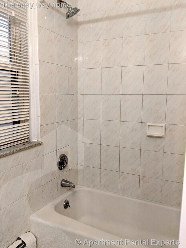 Building Photo - 83 Yorktown St