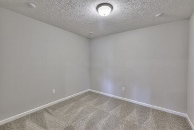 Building Photo - Beautiful NEW 3 Bed 2.5 Bath Townhome in M...