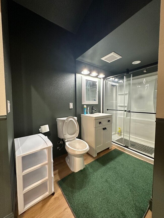 Building Photo - Fully Renovated 1 Bedroom Home - Across From the Meadow