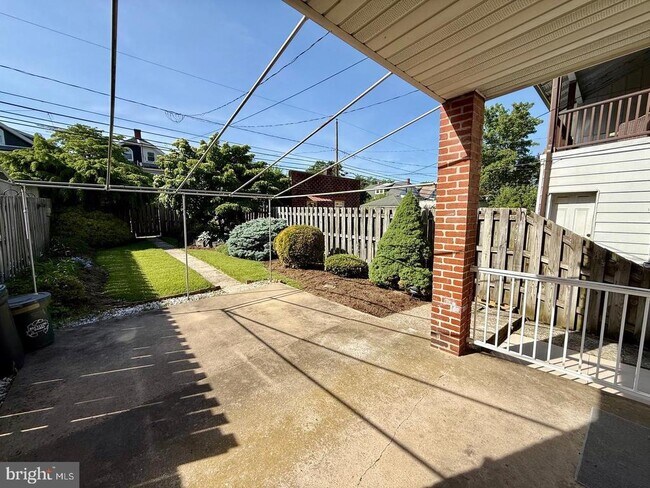 Building Photo - 1557 Dauphin Ave