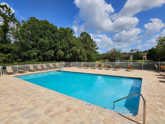 Building Photo - 2 Bedroom, 1.5 bath townhome in gated comm...