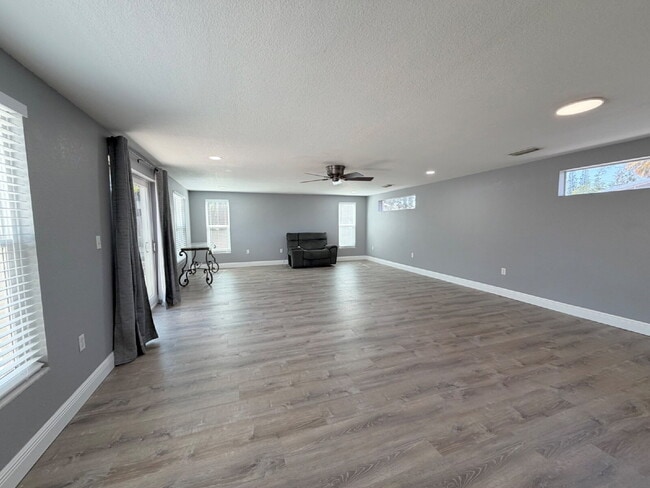 Building Photo - "Spacious 4-Bedroom Retreat with 2 Full Baths in Beautiful Seminole!"