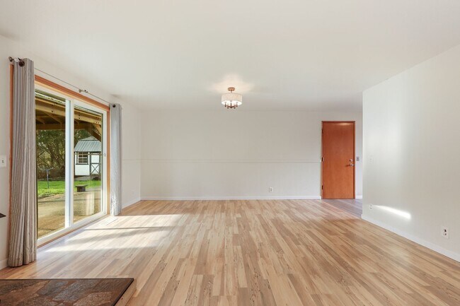 Building Photo - Move in ready, 3 bedroom rambler - Olympia School District