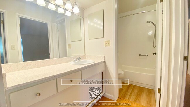 Building Photo - Largest 2-Bedroom at Watergate w/ Walk-in ...