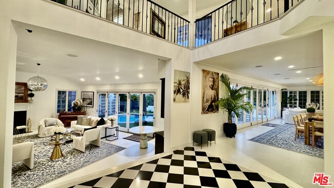 Building Photo - 1423 Floresta Pl
