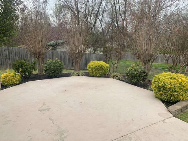 Building Photo - 3 Bed, 2 Bath Home w/ 1 Car Garage and Fen...