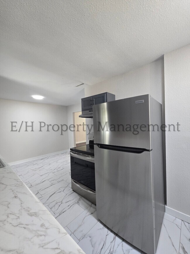 Building Photo - 828 S Pershing St