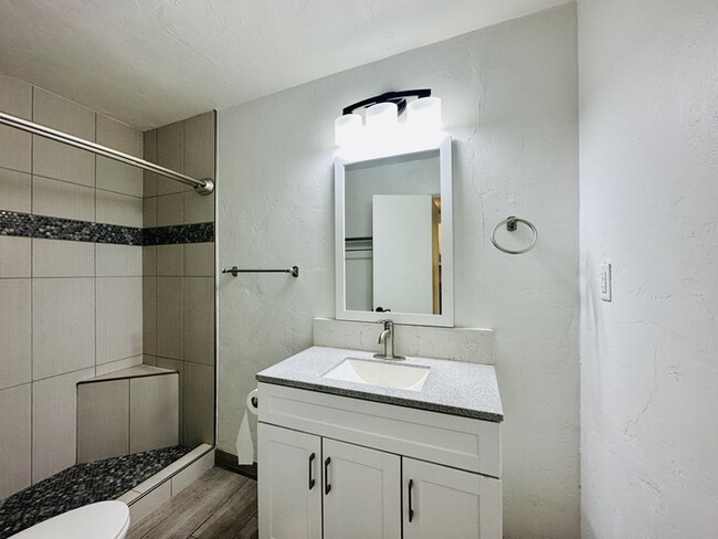 Building Photo - $400 Off First Month's Rent - Furnished St...